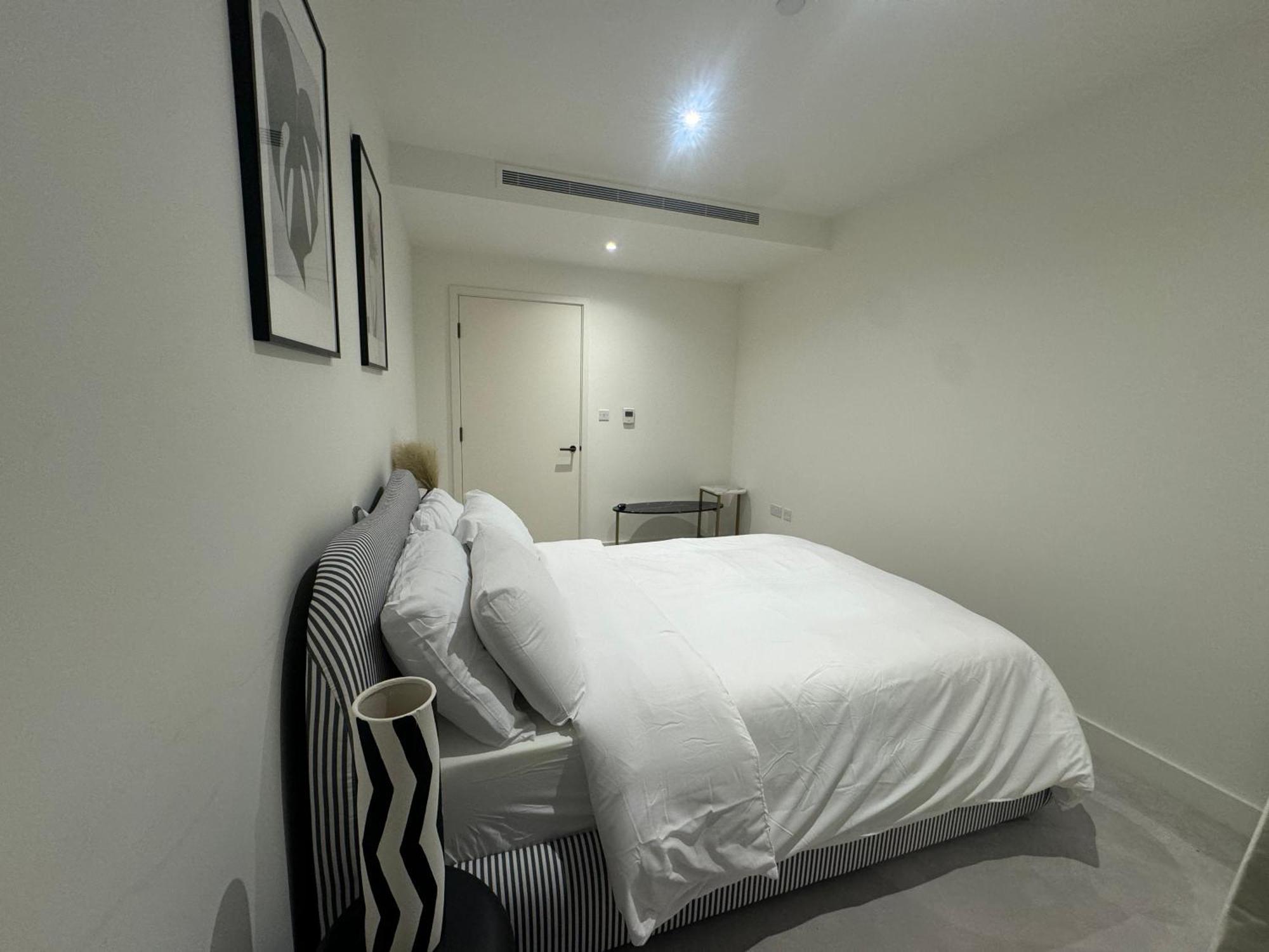 Waterside Near O2 Royal Dock With Parking And Ac Londen