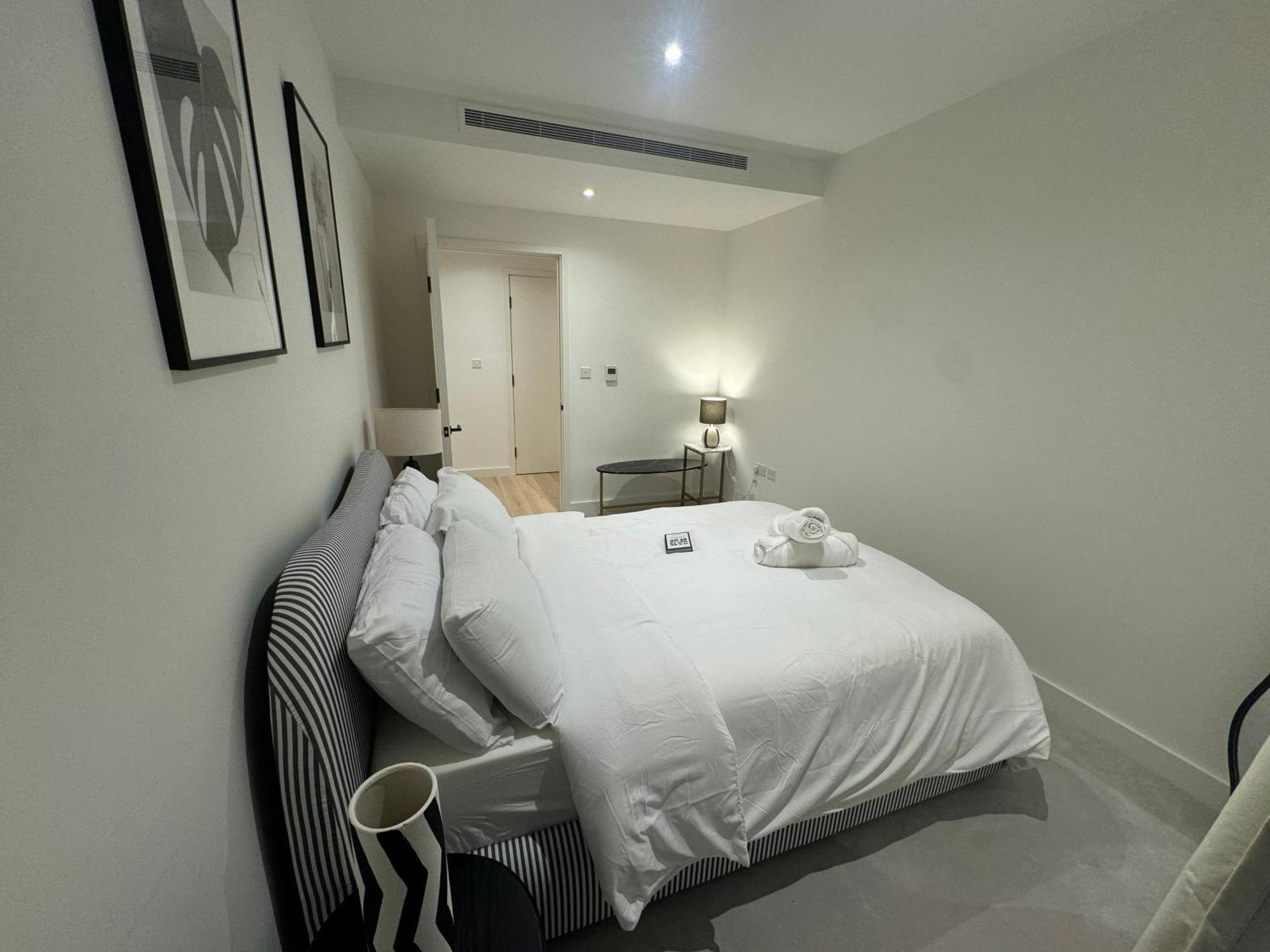 Waterside Near O2 Royal Dock With Parking And Ac
